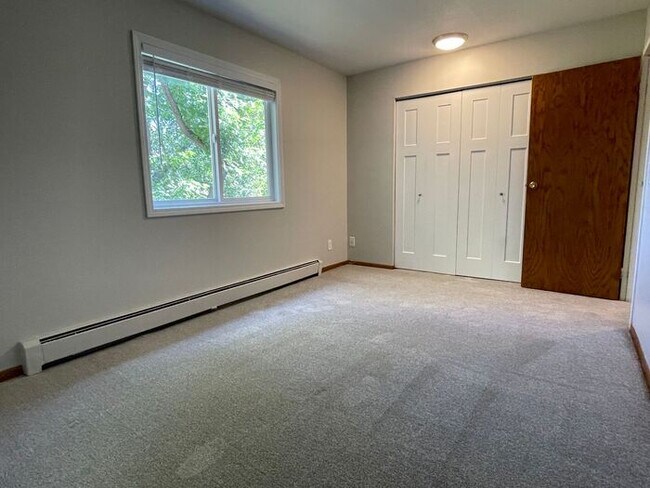 Building Photo - Main Floor, Excellent Condition, Video Wal...