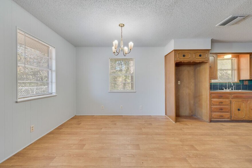 Building Photo - 1331 Crestview Dr