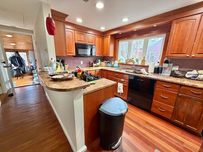 Building Photo - 176 Upland Ave