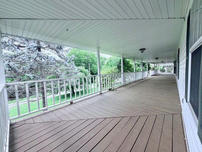 Building Photo - Secluded 3-Bedroom with Wrap-Around Porch -- Jonesborough