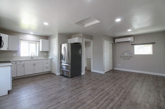 Building Photo - 310 N 12th Ave