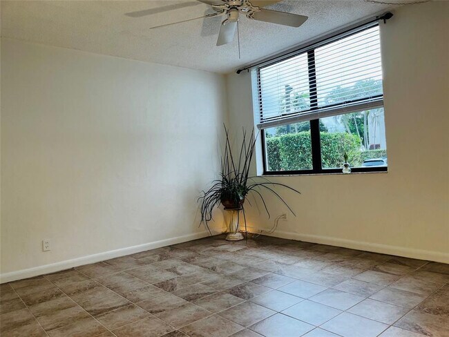 Building Photo - 111 Lake Emerald Dr