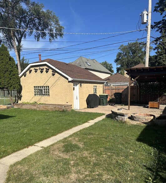 Building Photo - 7109 N Keeler Ave