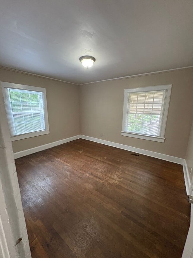 Building Photo - 2 Bedrooms and 1 Bath House