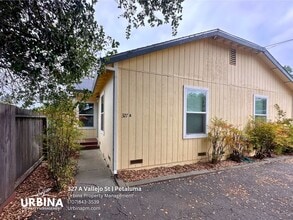 Building Photo - Charming Midtown Petaluma 2BD Duplex w/ Fenced Yard