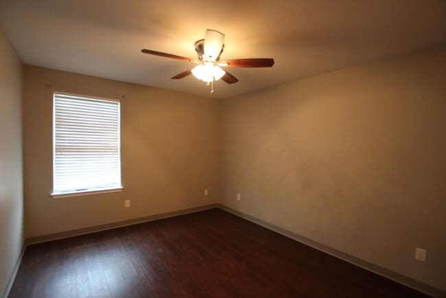 Building Photo - Tour Today! Must see 3 Bedroom 2 Bath Dupl...