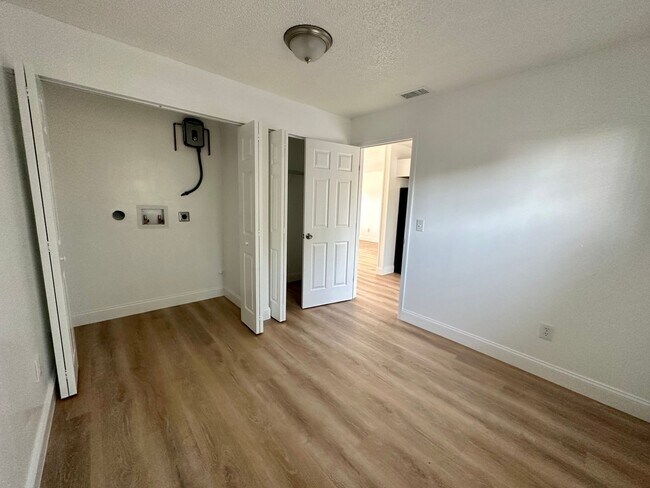 Building Photo - 3 Bedroom Duplex