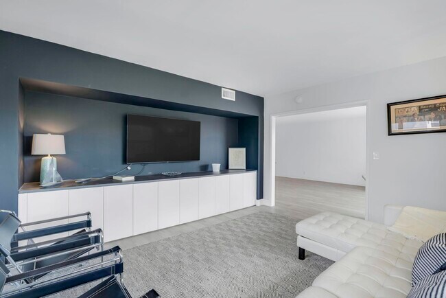 Building Photo - 2800 N Palm Aire Dr