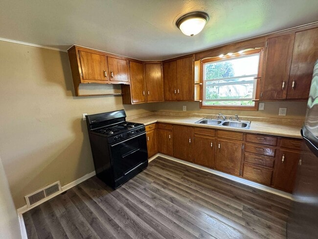 Building Photo - Check out this 2-Bedroom Beautiful House!