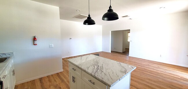 Building Photo - Beautifully 3-bedroom, 1-bathroom apartment