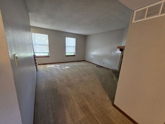 Building Photo - Spacious 2BR/1.5BA Quadplex