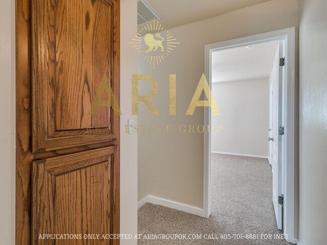 Building Photo - *611-613 Welston Cr.