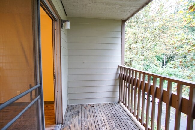 Building Photo - Nicely Updated Top Floor Corner 2-Bdr Near OHSU w/Private Balcony!