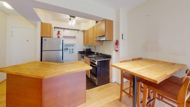 Building Photo - 1801 Clydesdale Pl NW
