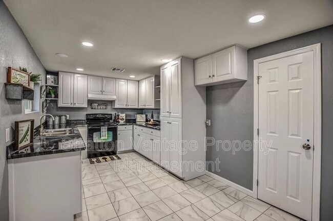 Building Photo - 15620 N Greasewood St
