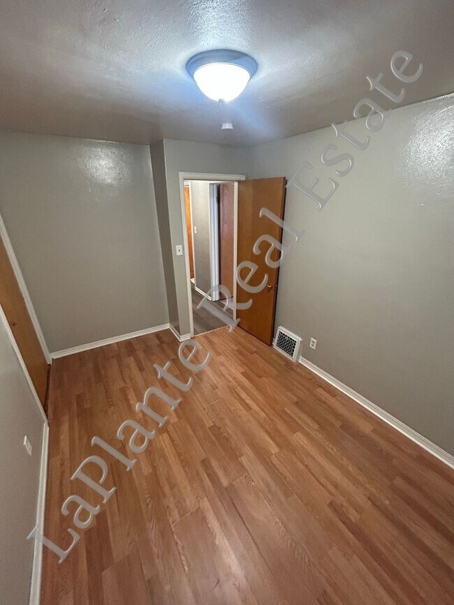 Building Photo - Cute 2 bedroom, 1 bath home on a corner lo...