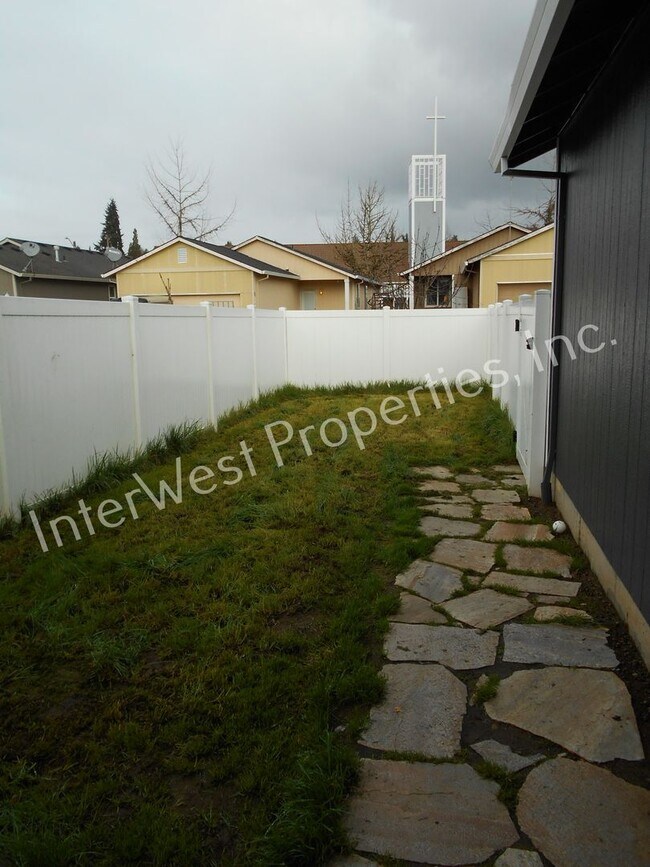 Building Photo - West Salem Beauty!!! 3bd 2ba home with fireplace, high ceilings, 2 car garage and a fenced yard!