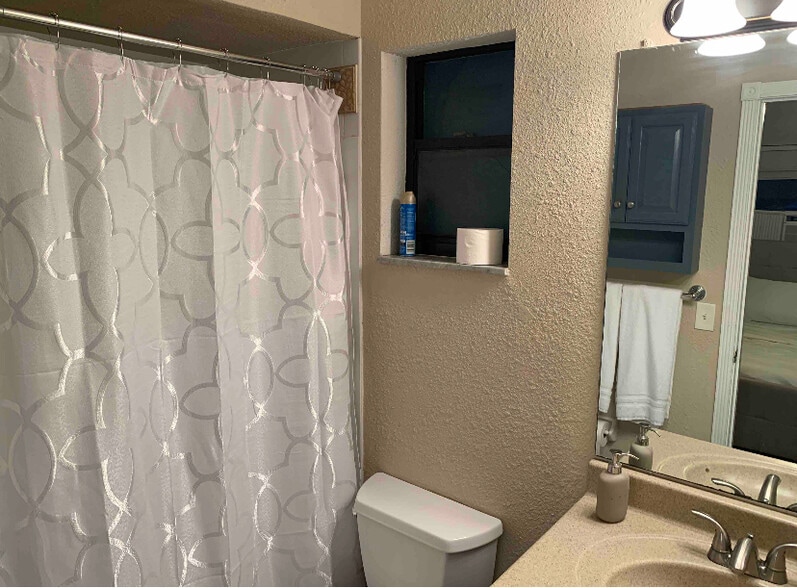 Building Photo - 101 SW 10th Ave