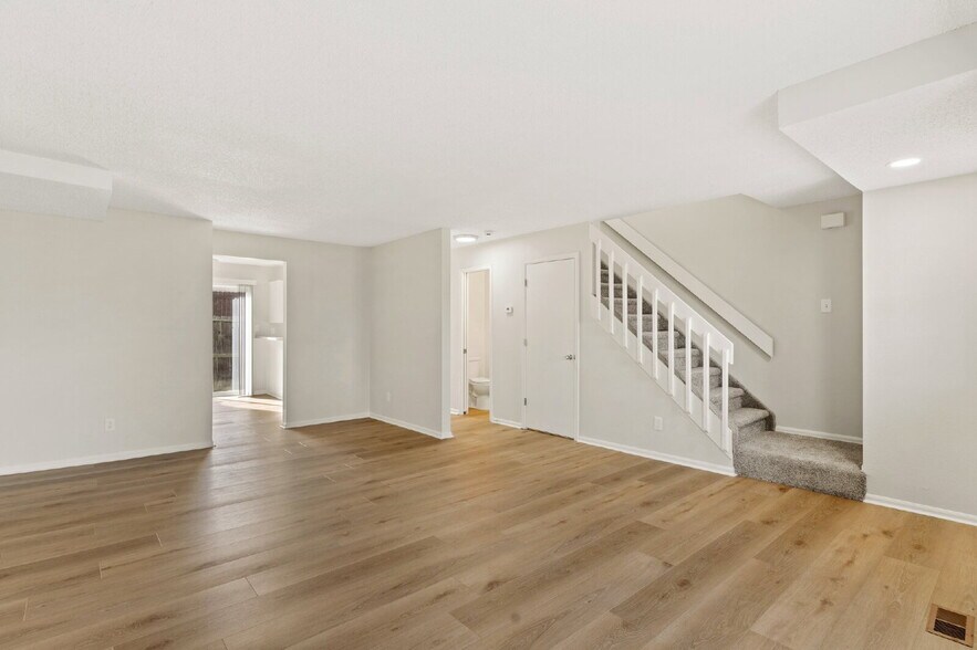 Building Photo - Upgraded 3-Bed Townhome Just Minutes from ...