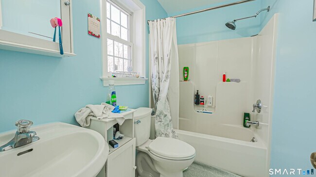 Building Photo - 76 Hickory Hill Dr