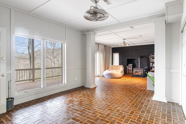Building Photo - Rent Special! See Description! Spacious Ho...