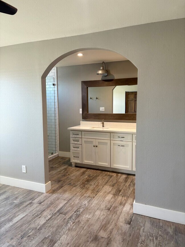 Building Photo - **STUNNING 3 BEDROOM/2 BATHROOM FULLY RENO...