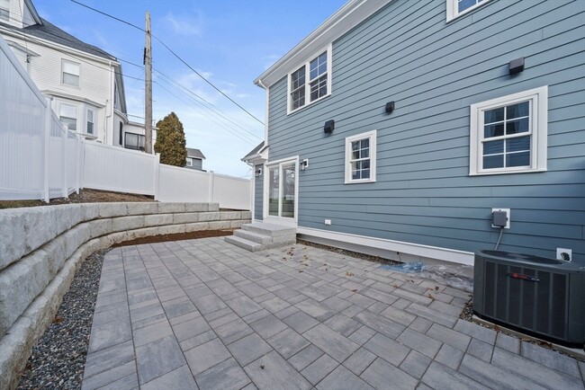 Building Photo - 473 Newport Ave