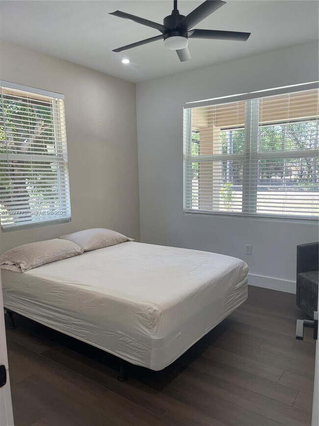 Building Photo - 675 N Romero St