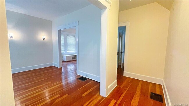 Building Photo - 134 Mansfield St