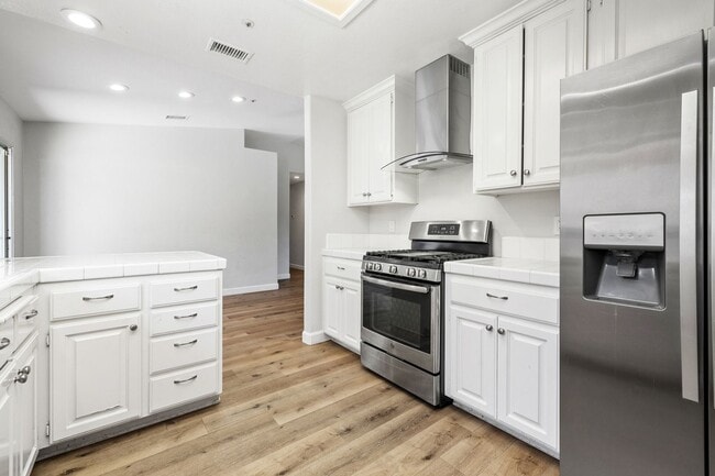 Building Photo - Beautiful 5 Bed, 2 Bath with Large Yard in Mount Helix!!