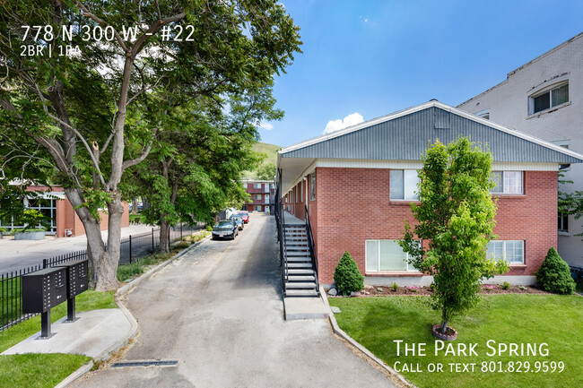 Building Photo - Large Top Floor 2 BR Apt Across From Park