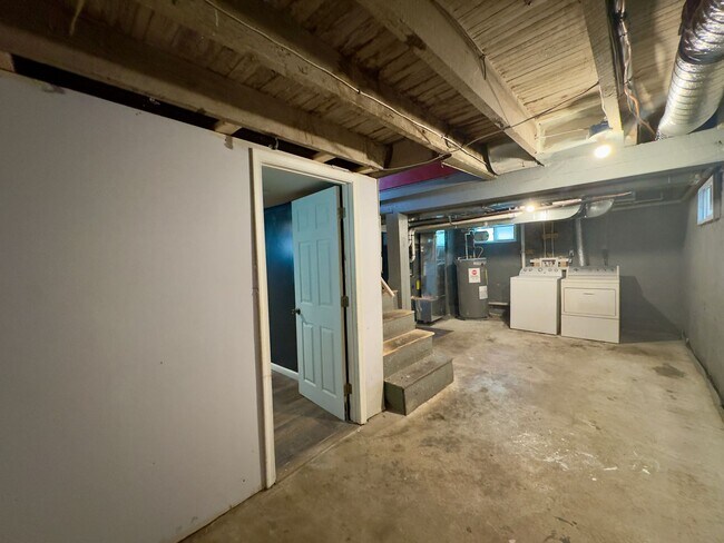 Building Photo - Charming 4 Bedroom/2 Bathroom in Asbury Av...