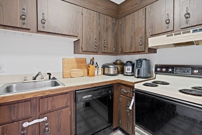 Building Photo - 1186 Worcester Rd