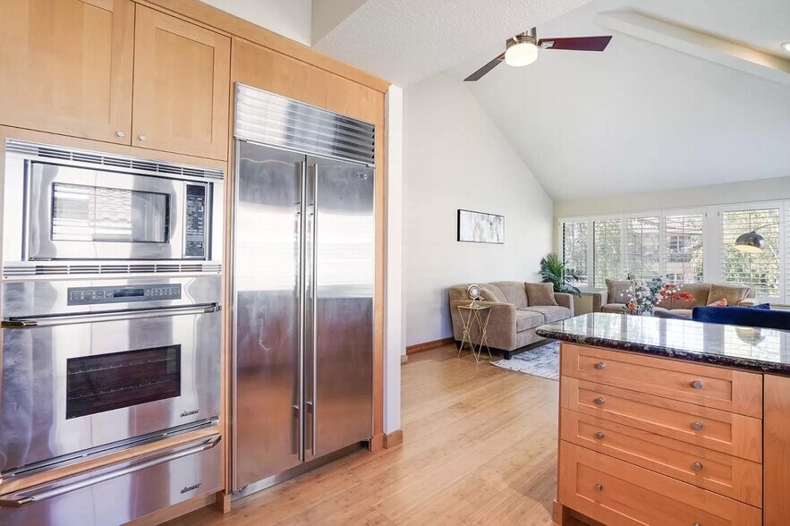 Building Photo - 3056 Lakemont Dr