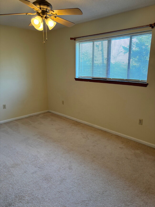 Building Photo - 10% OFF FIRST MONTHS RENT!