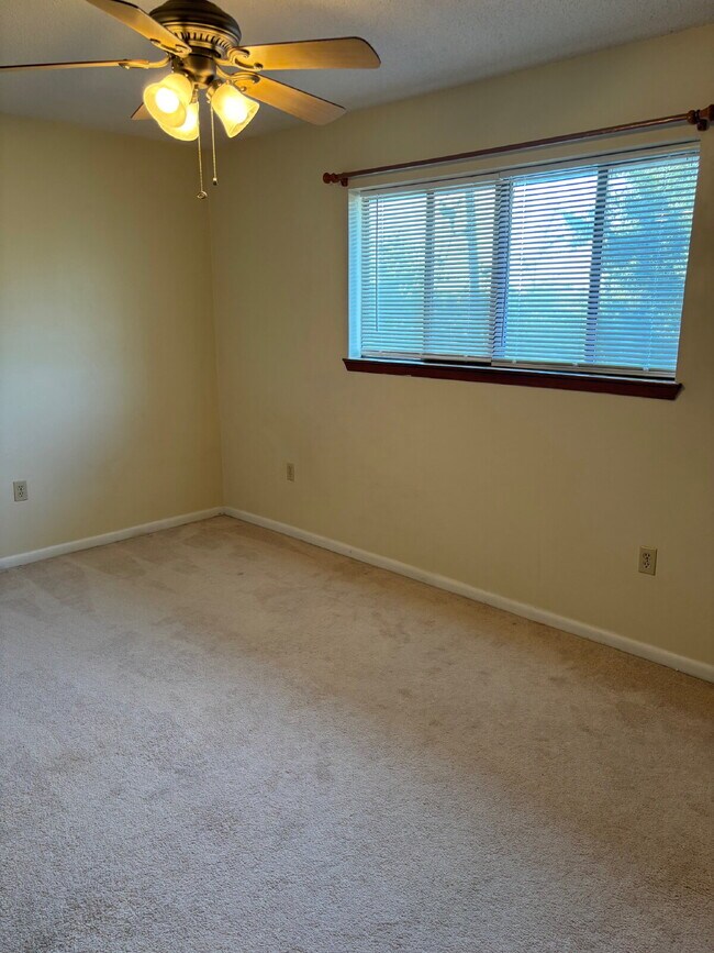 Building Photo - "Charming 2-Bedroom Townhouse in Mary Esth...