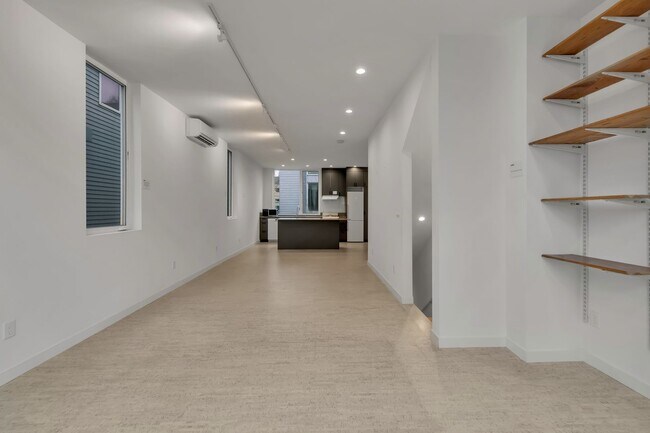 Building Photo - Modern 3BR Townhome with Rooftop Deck Near Downtown Seattle