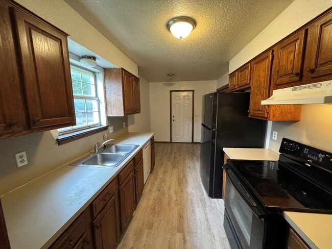 Building Photo - 2 bed duplex in Mustang, fenced yard, laun...