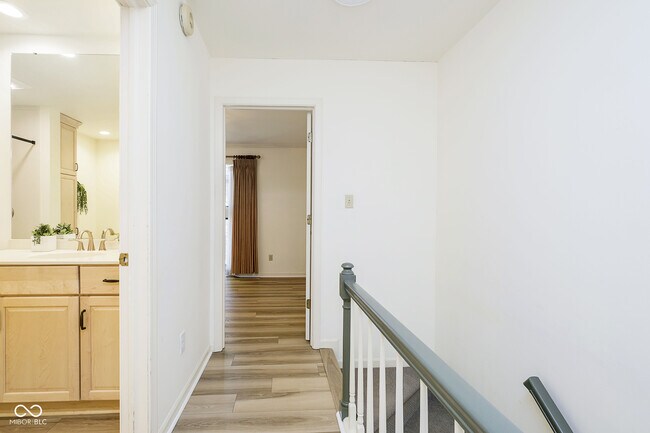 Building Photo - 592 E Vermont St