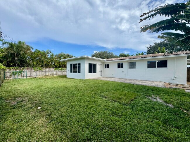 Building Photo - 924 SE 8th Ct