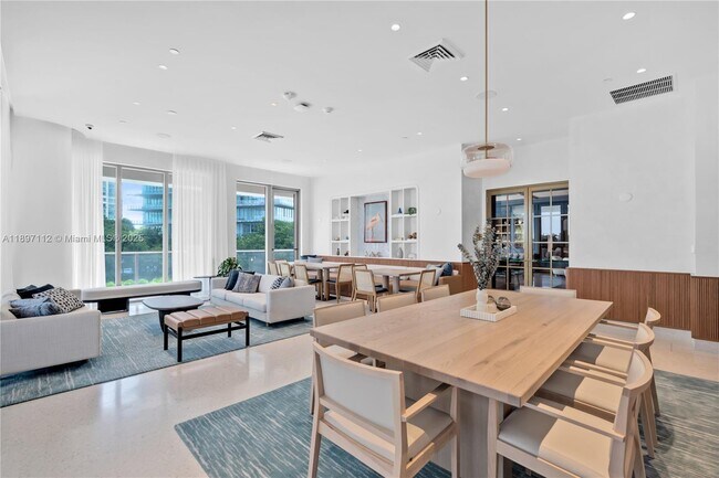 Building Photo - 2655 S Bayshore Dr