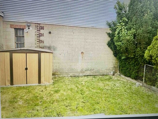 Building Photo - 247 Clendenny Ave