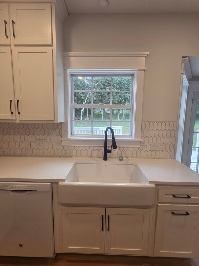 Building Photo - Beautifully remodeled home in LaVergne