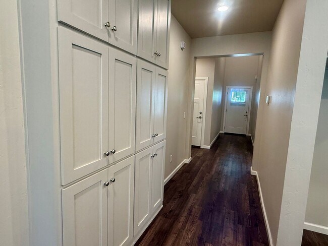 Building Photo - Beautiful 2 Bed 2 Bath!