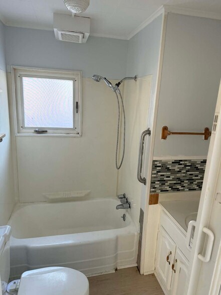 Building Photo - 242 Lincoln St