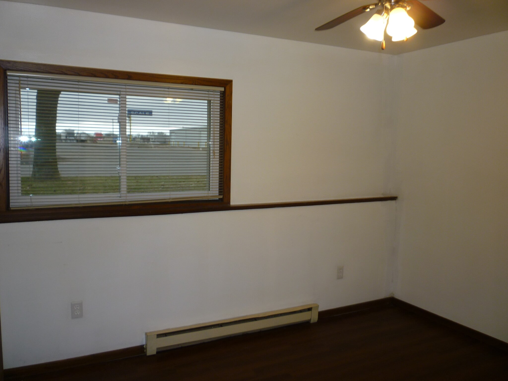 Building Photo - 401 Moasis Dr