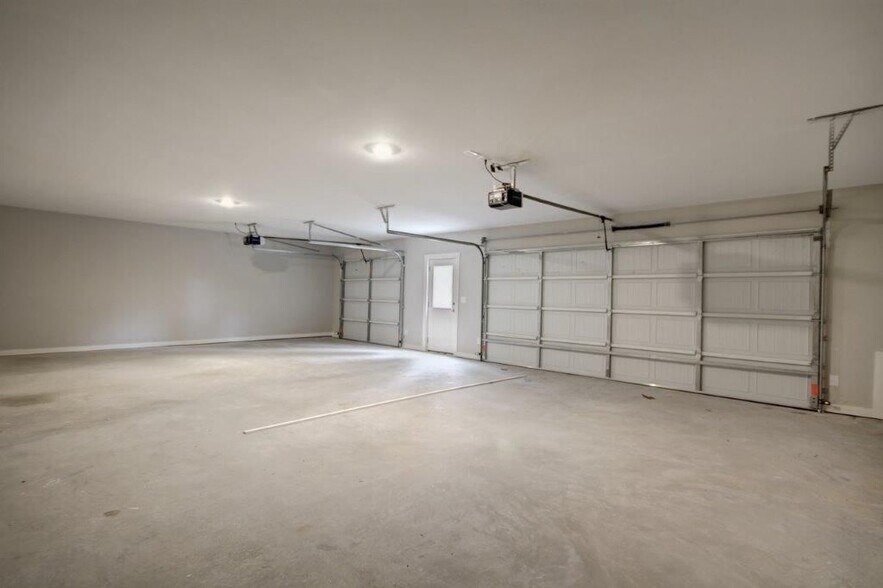Building Photo - 3709 Centerview Dr