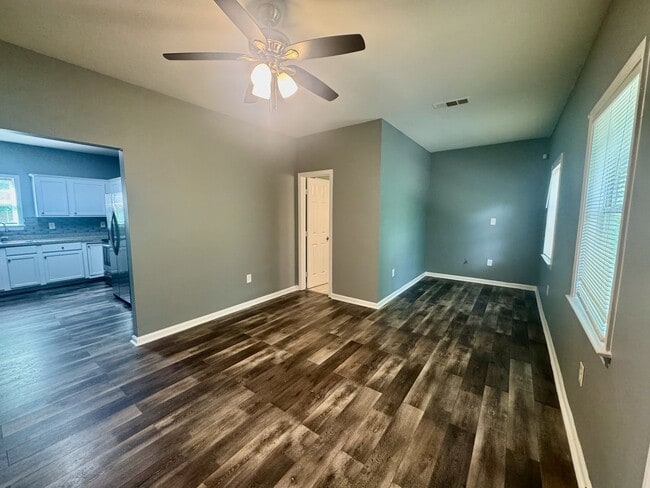 Building Photo - 4bedroom with Master on the Main!