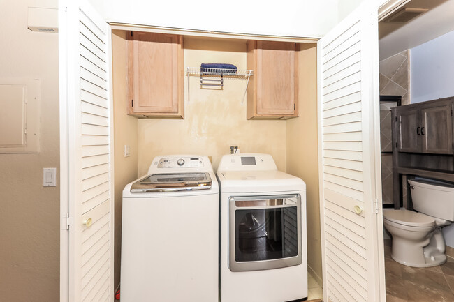 Building Photo - 3547 Cameo Dr
