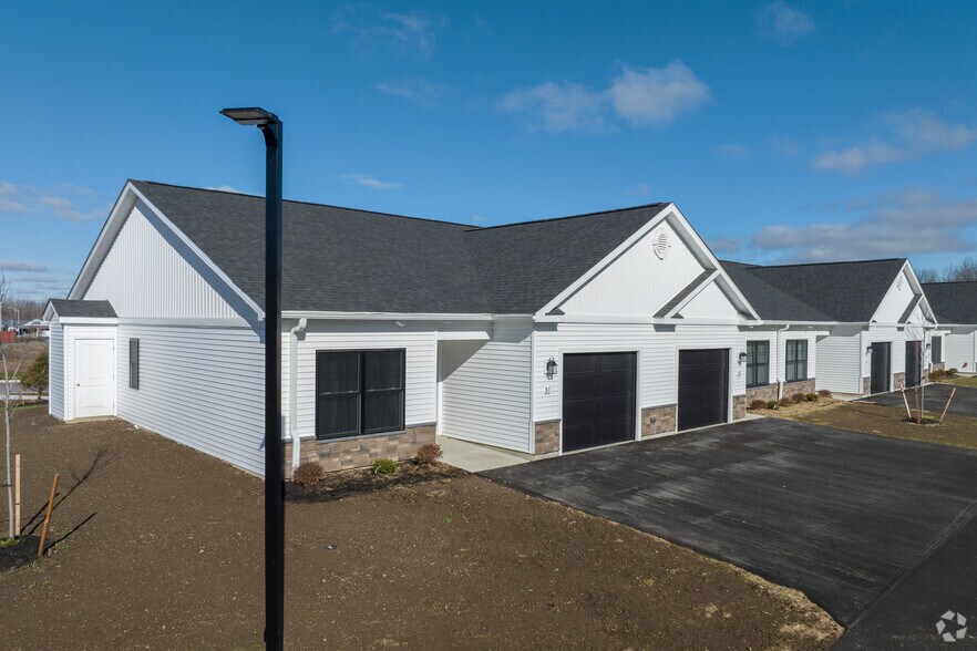 140 Slade Dr - Woodside Place